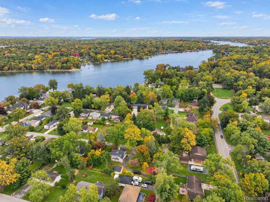 4025 Crystal ST, West Bloomfield, MI 48323 - #2