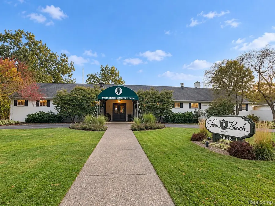 4025 Crystal ST, West Bloomfield, MI 48323 - #3