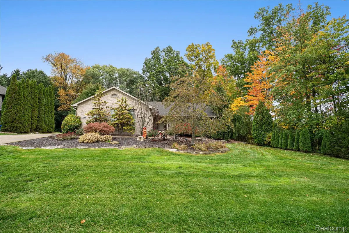 999 Suchava DR, White Lake, MI 48386 - #1