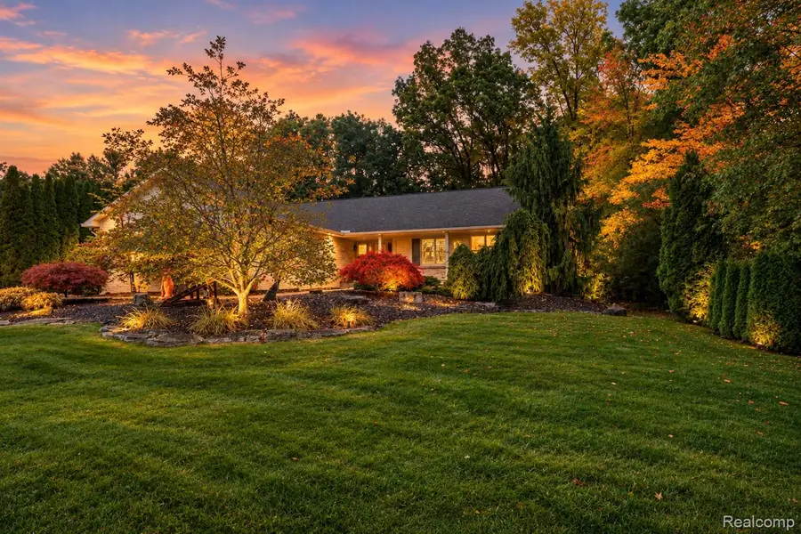 999 Suchava DR, White Lake, MI 48386 - #2