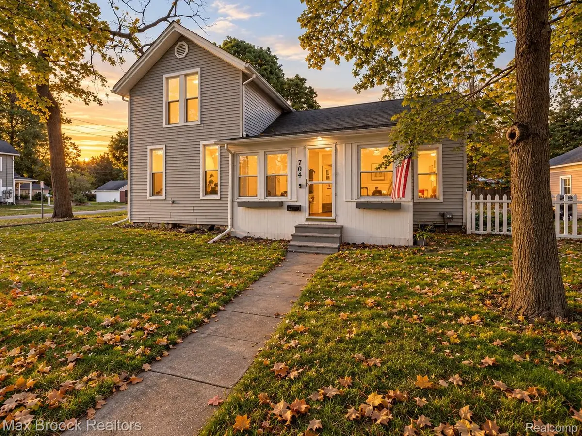 704 E Washington ST, Howell, MI 48843 - #1