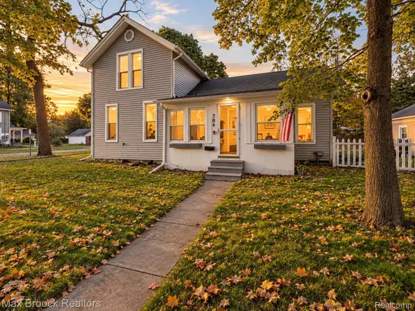 704 E Washington ST, Howell, MI 48843