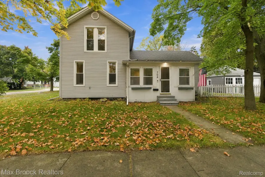 704 E Washington ST, Howell, MI 48843 - #2