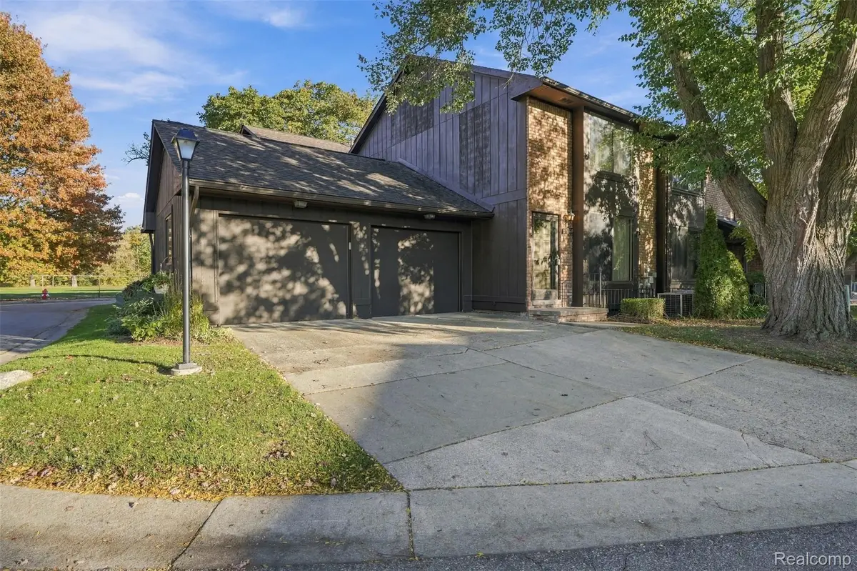 37160 Clubhouse DR, Sterling Heights, MI 48312 - #1