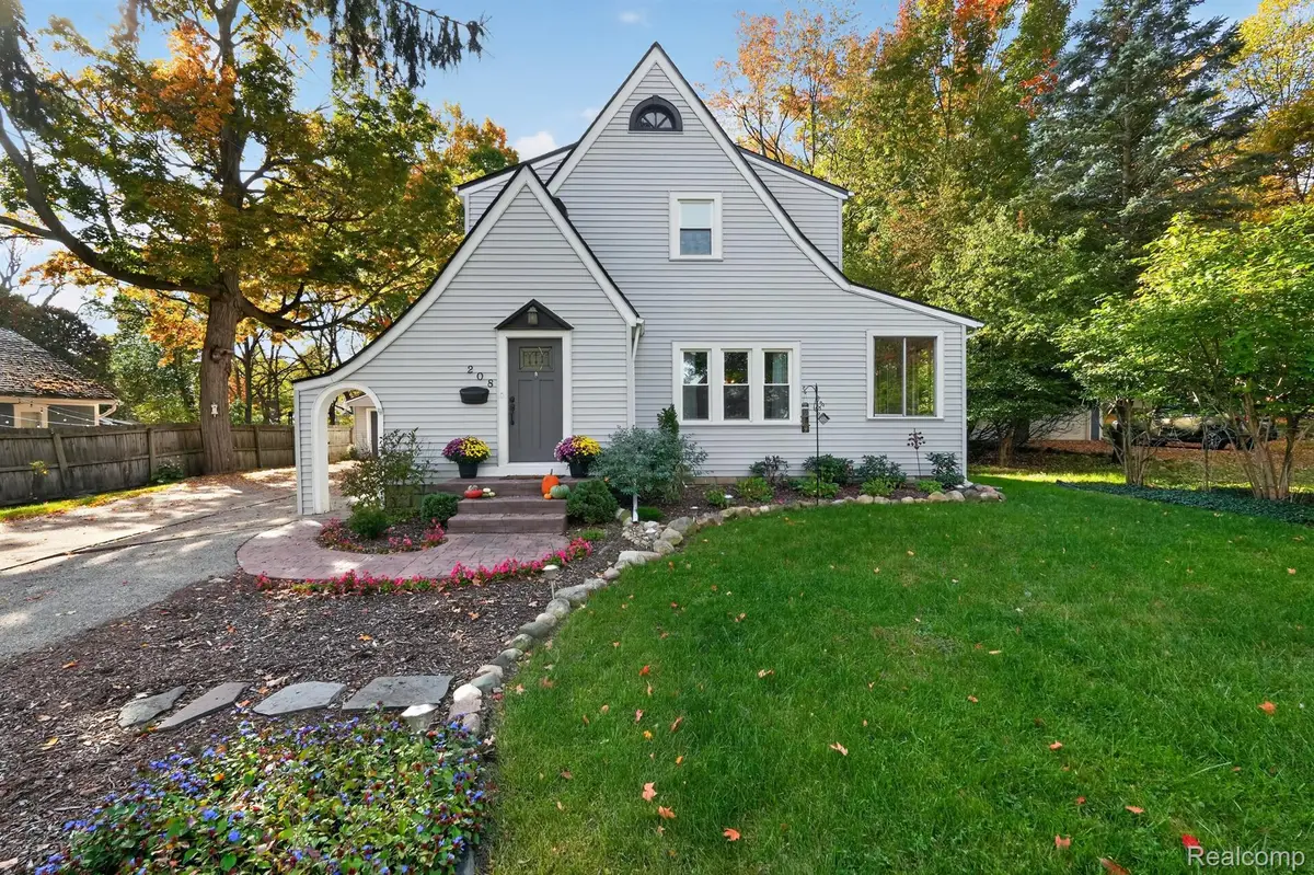 208 E South Holly RD, Fenton, MI 48430 - #1