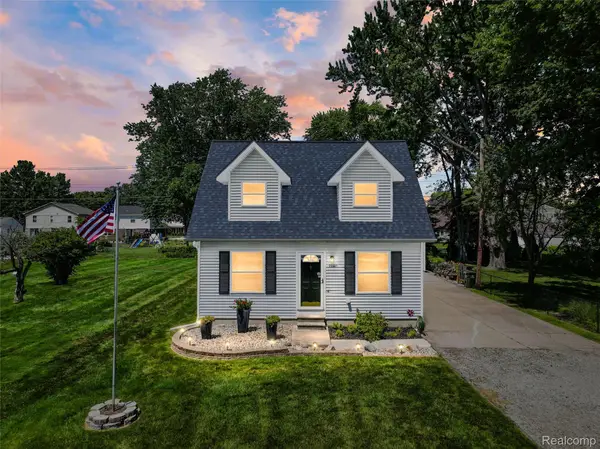 22327 Martin RD, StClairShores, MI 48081