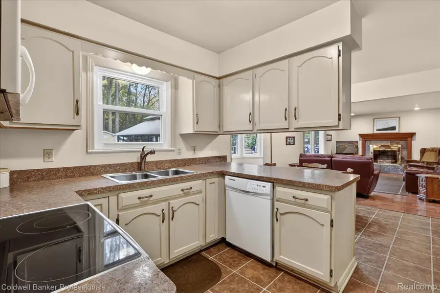204 Dutch Mill DR, Flushing, MI 48433 - #2