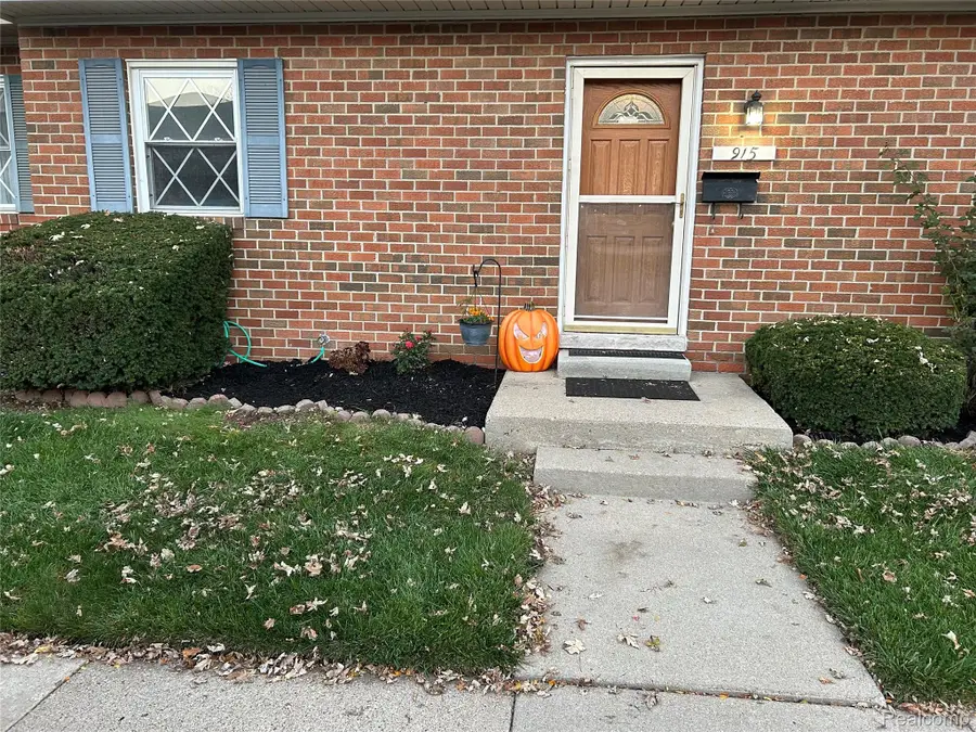 915 Kirts BLVD, Troy, MI 48084 - #2