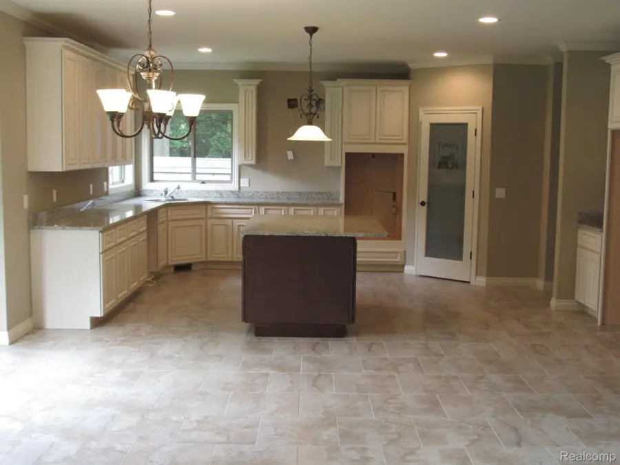 6831 John R RD, Troy, MI 48085 - #2