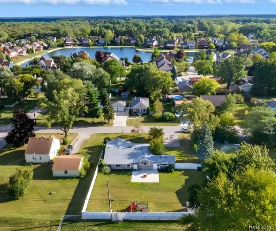 2075 Gulliver DR, Troy, MI 48085 - #2