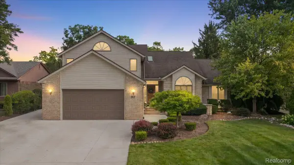 57 Streamview DR, Troy, MI 48085