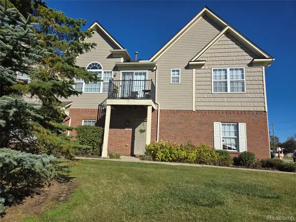 20005 Hidden Oaks Dr DR, Trenton, MI 48183