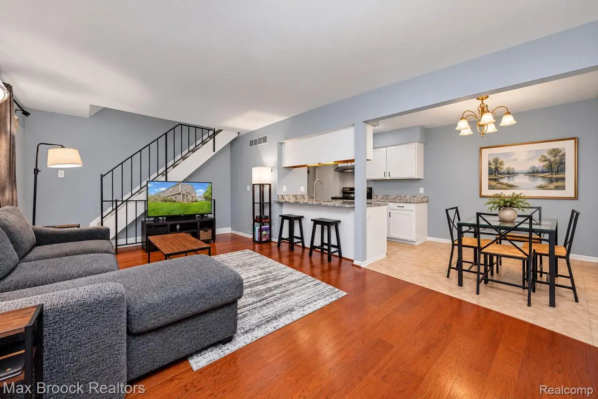 387 Neptune DR, Walled Lake, MI 48390 - #1