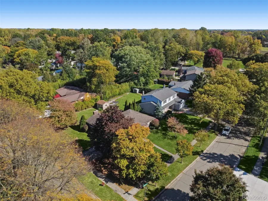 2341 Newbedford DR, Troy, MI 48085 - #2