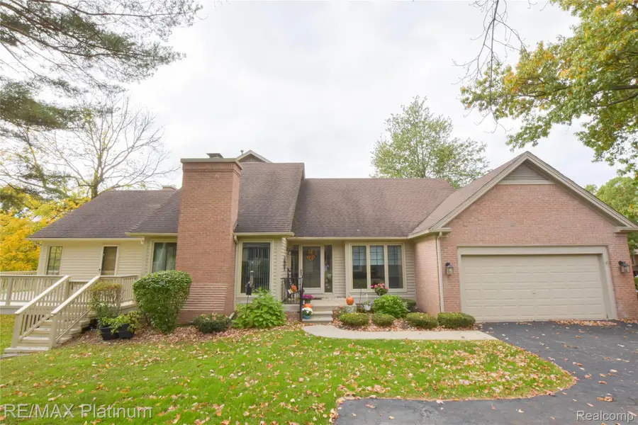 4558 Golf View DR, Brighton, MI 48116 - #2