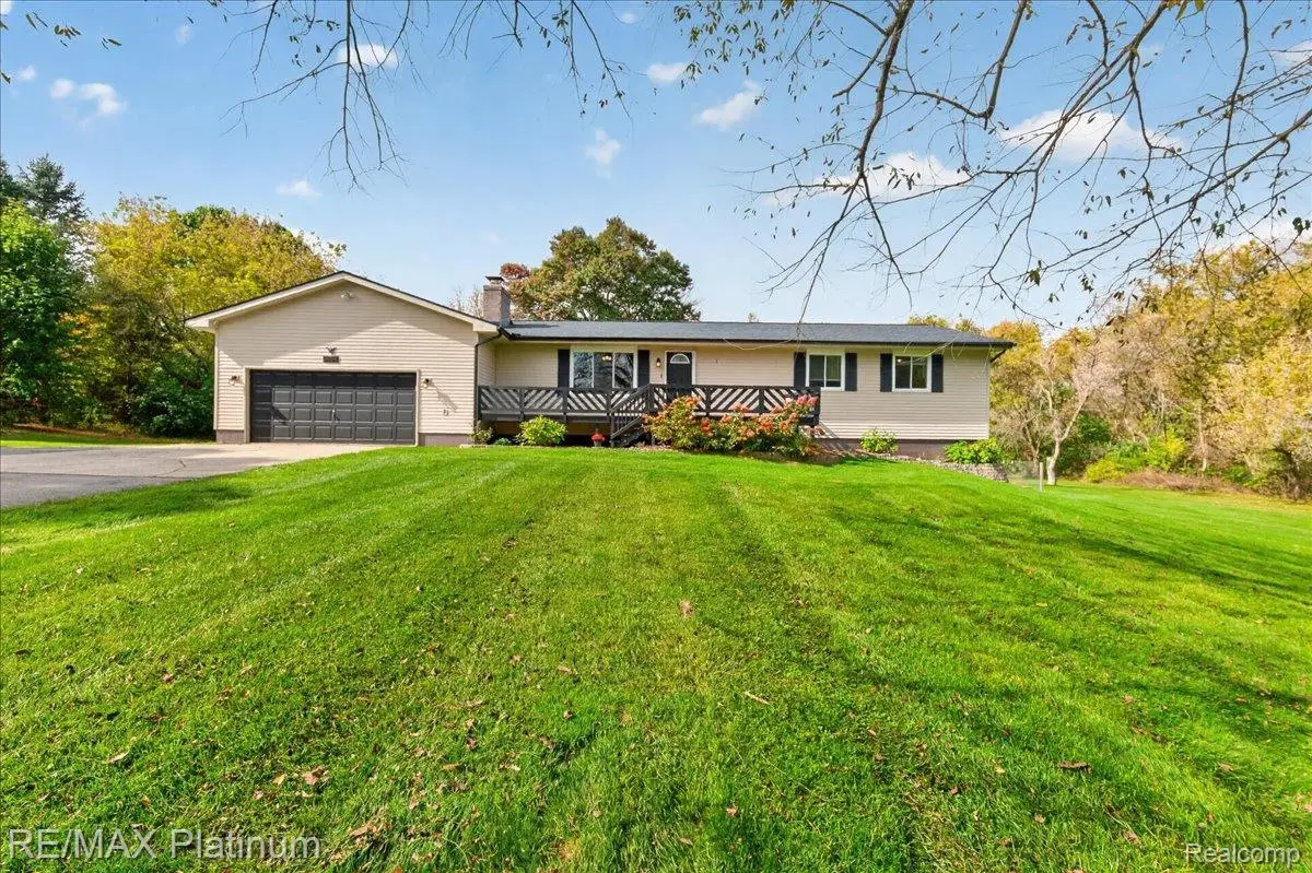 9658 Scholar DR, Pinckney, MI 48169 - #1