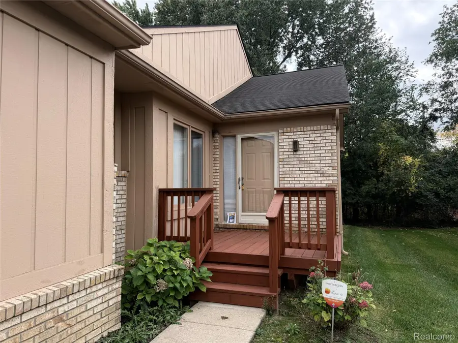 35475 Lone Pine LN, Farmington Hills, MI 48335 - #2