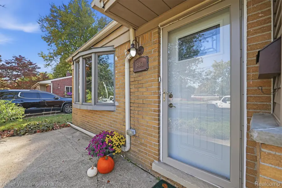 19861 Maplewood ST, Livonia, MI 48152 - #2