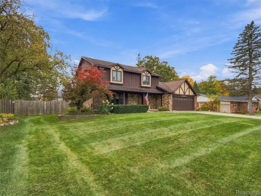 6302 Kings Pointe RD, Grand Blanc, MI 48439 - #2