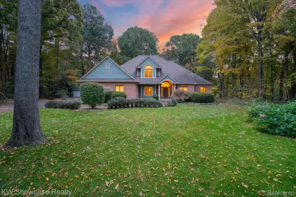 2320 Canyon Ridge DR, WhiteLake, MI 48383