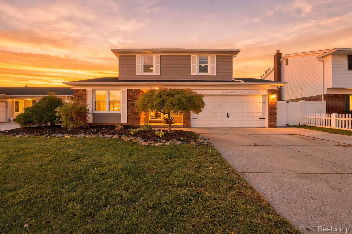 4945 Hillcrest RD, Trenton, MI 48183 - #1