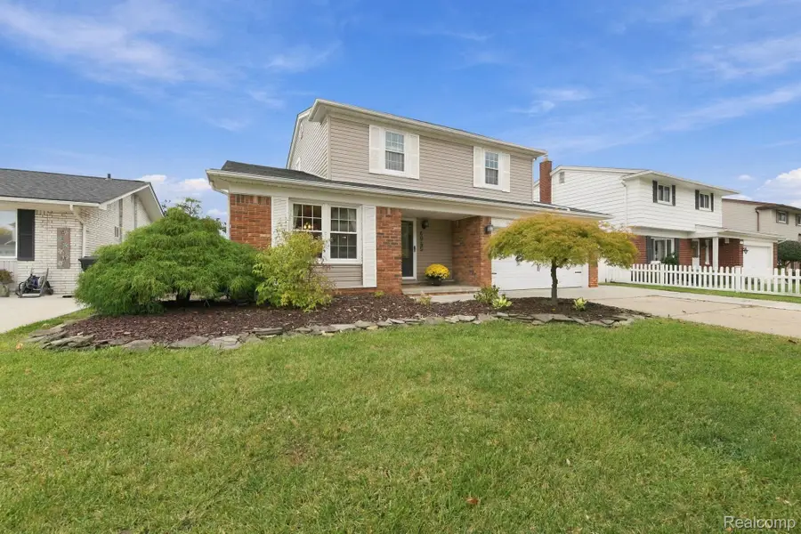4945 Hillcrest RD, Trenton, MI 48183 - #3