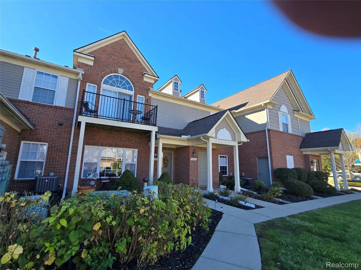 20024 Hidden Oaks DR, Trenton, MI 48183 - #1