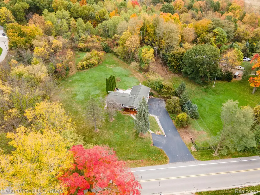 1410 W Silverbell RD, Orion, MI 48359 - #2