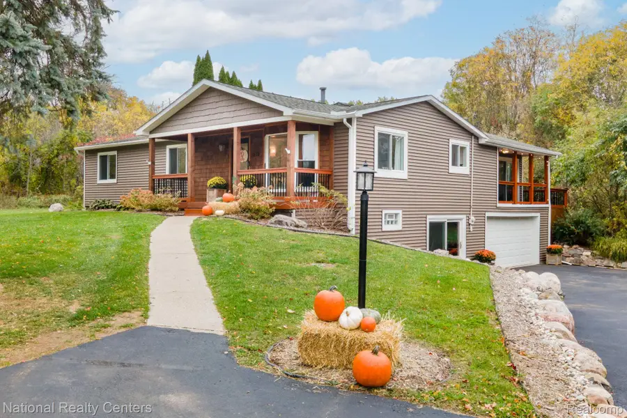 1410 W Silverbell RD, Orion, MI 48359 - #3