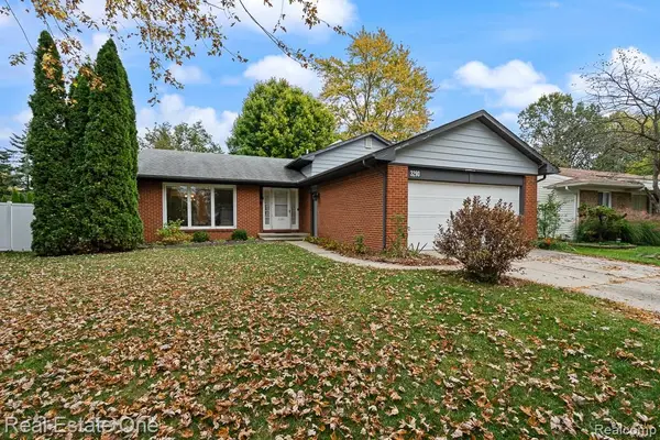 3290 Wolverine DR, Troy, MI 48083