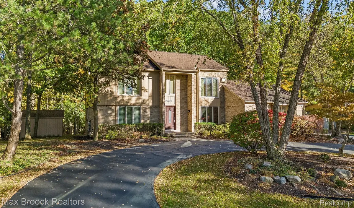 6135 Pickwood DR, West Bloomfield, MI 48322 - #1