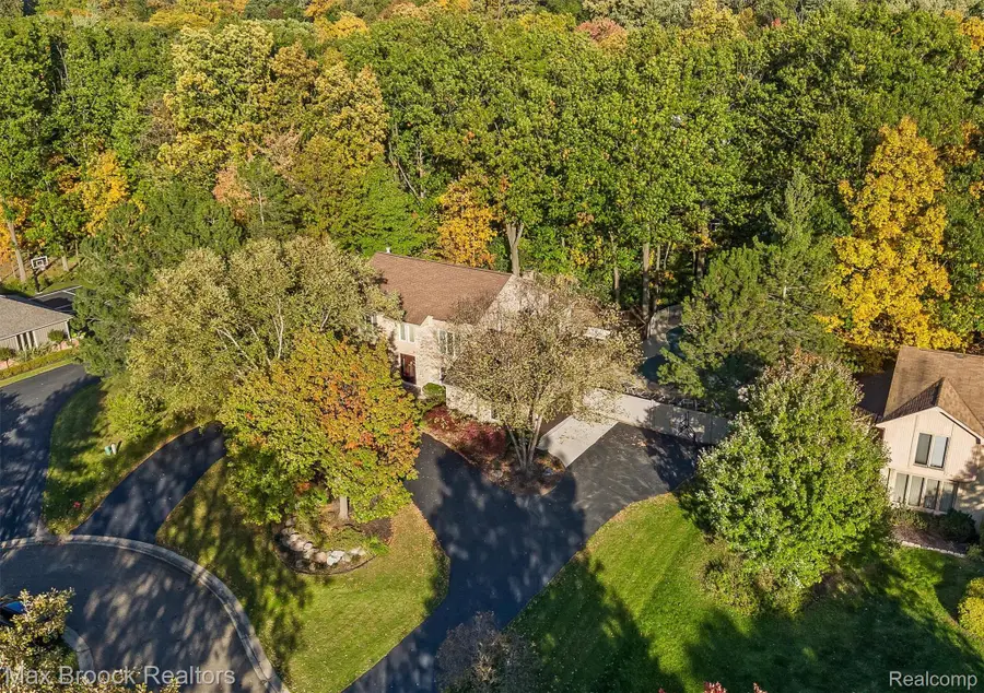 6135 Pickwood DR, West Bloomfield, MI 48322 - #3