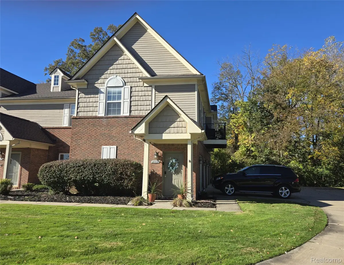 27239 Hidden Oaks DR, Trenton, MI 48183 - #1