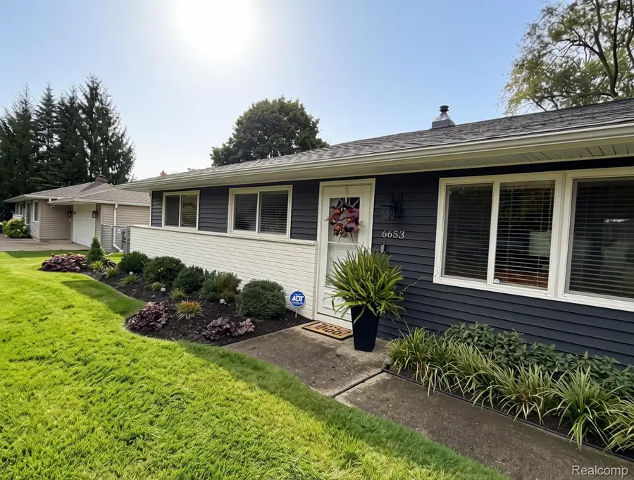6653 Manson DR, Waterford, MI 48329 - #2