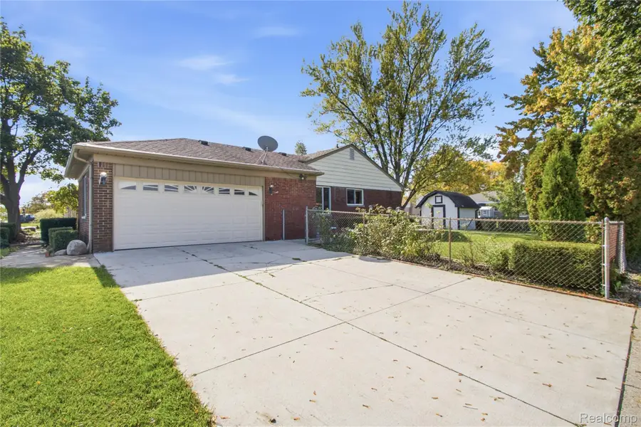 36753 Iroquois DR, Sterling Heights, MI 48310 - #2