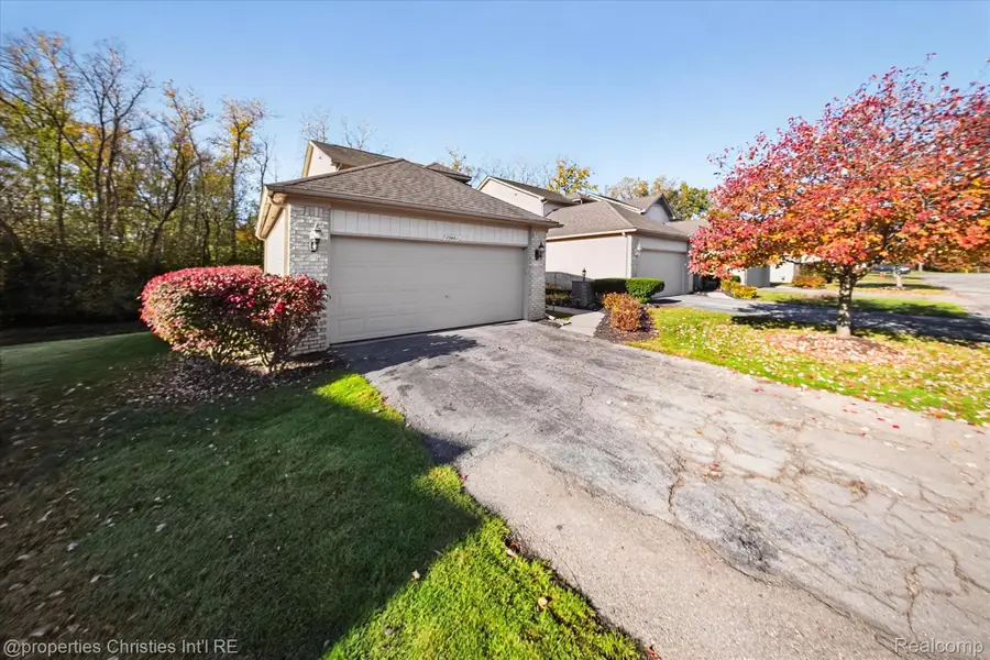 29461 Cove Creek LN, Farmington Hills, MI 48334 - #2