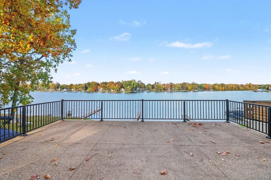 5512 Wildwood DR, Howell, MI 48843 - #2
