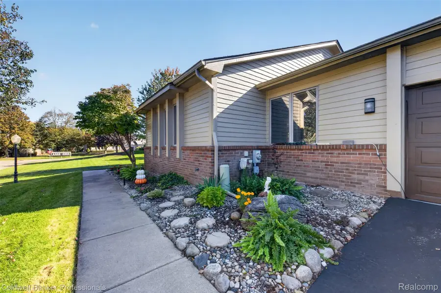 8421 Solca DR, White Lake, MI 48386 - #3