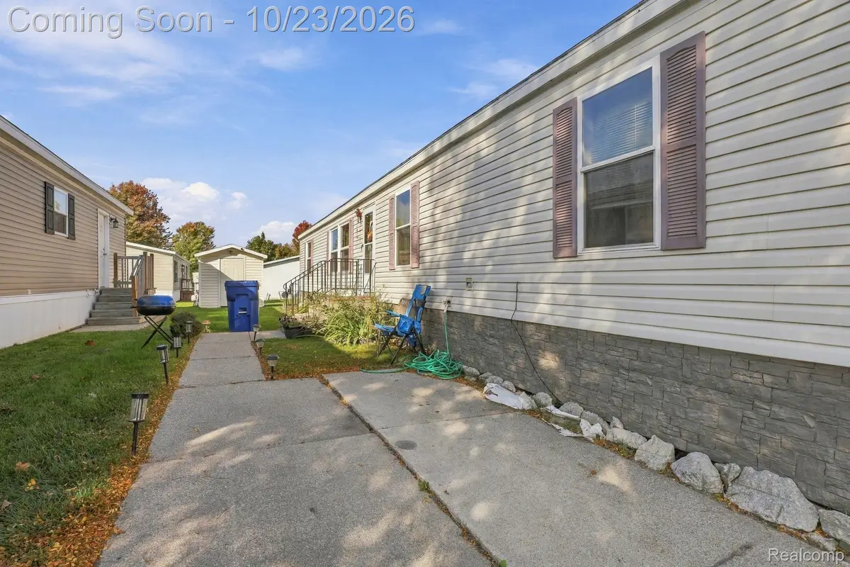 1220 Briar Downs LN, Burton, MI 48529 - #1
