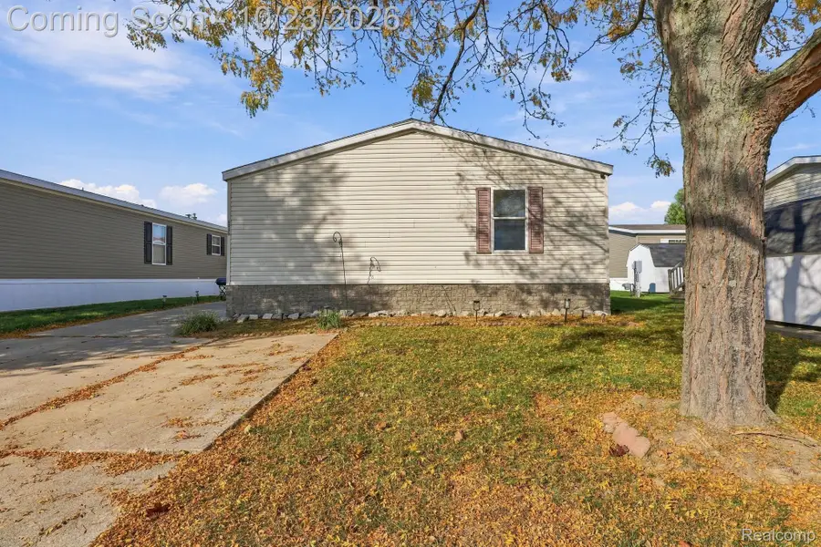 1220 Briar Downs LN, Burton, MI 48529 - #2