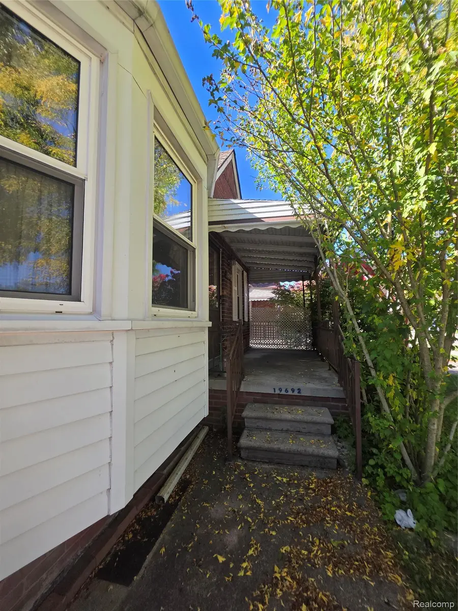 19692 Roscommon ST, Harper Woods, MI 48225 - #2