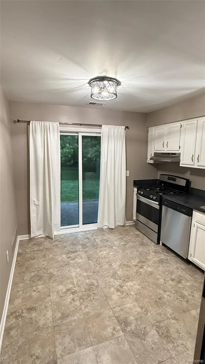 23062 Harrington ST, Clinton Township, MI 48036 - #3
