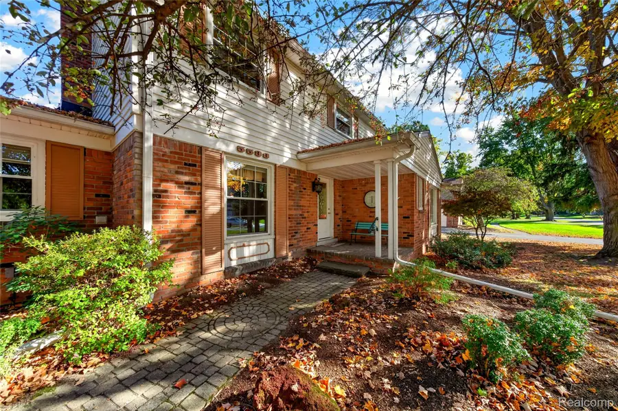 5533 Priory LN, Bloomfield, MI 48301 - #3