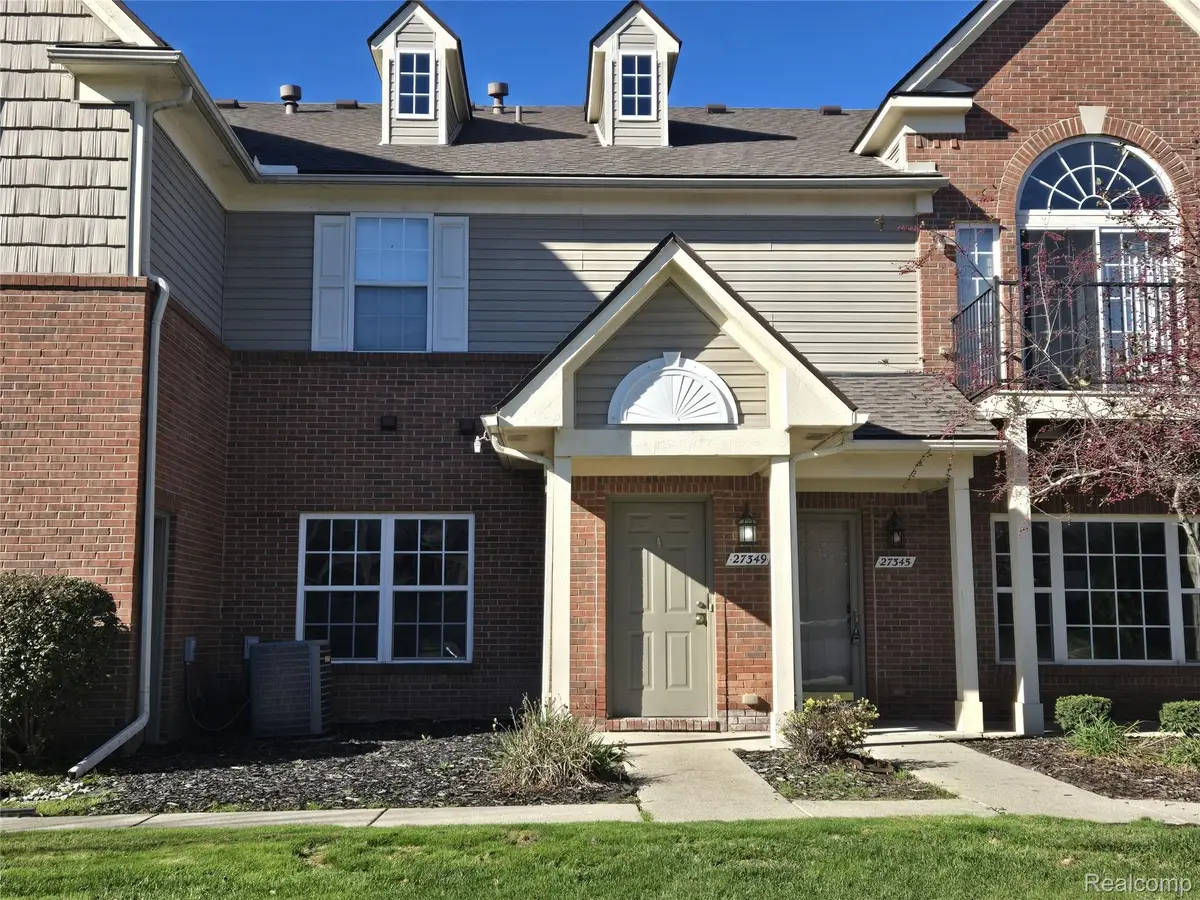 27349 Hidden Oaks DR, Trenton, MI 48183 - #1