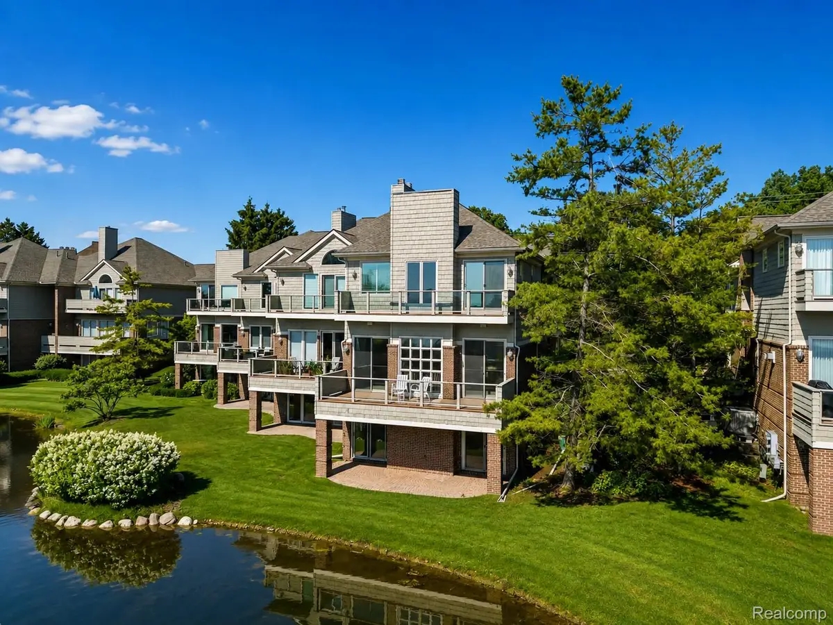 3782 PINE LAKE KNOLL DR, West Bloomfield, MI 48324 - #1