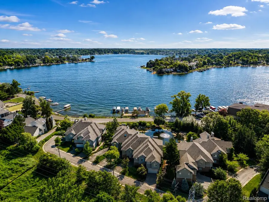 3782 PINE LAKE KNOLL DR, West Bloomfield, MI 48324 - #2