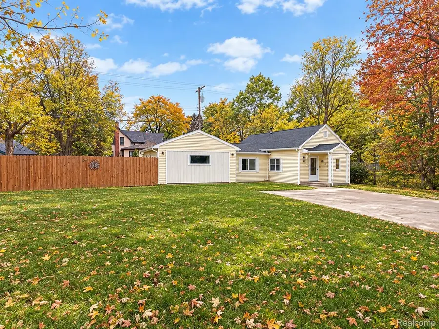 394 S Elm ST, Lapeer, MI 48446 - #2