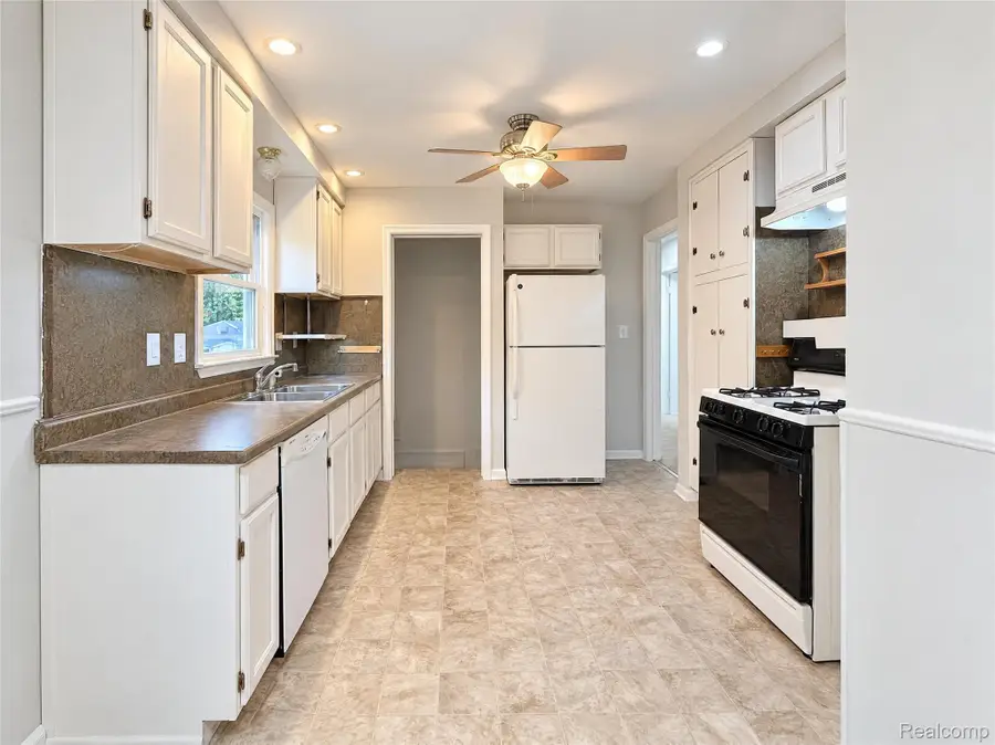 8865 Mettetal ST, Detroit, MI 48228 - #2