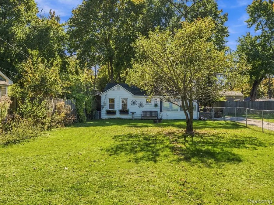 6511 Crest DR, Waterford, MI 48329 - #2
