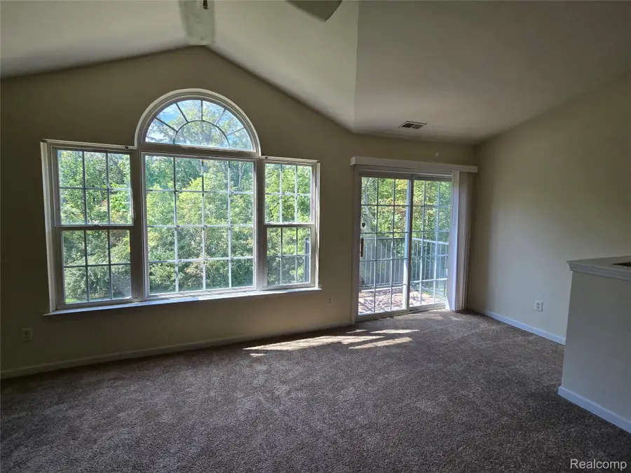 27625 Hidden Oaks DR, Brownstown, MI 48183 - #2